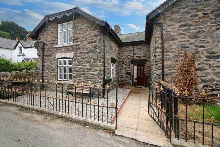 School Lane, Llanfairtalhaiarn